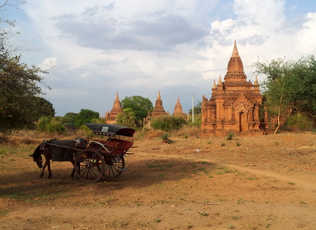 Hest og kjerre i Bagan