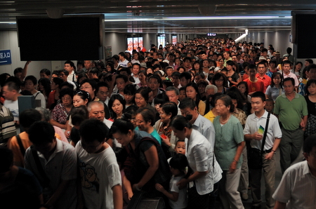 Folksomt på t-banen i Beijing