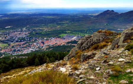 Utsikt over San Lorenzo de El Escorial fra toppen av fjellet.