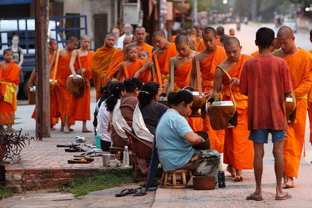 Presesjon av munker i Luang Prabang