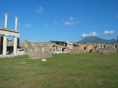 Sentrum av Pompeii med Vesuv i bakgrunnen (Foto av Gaiusiulianus / Wikimedia Commons)