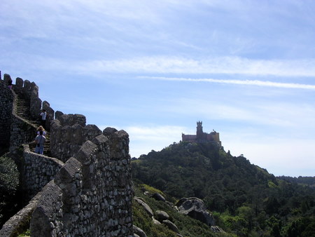 Castelo dos Mouros med Palacio da Pena i bakgrunnen