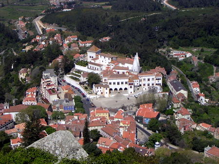 Palacio Nacional de Sintra sett fra Castelo dos Mouros