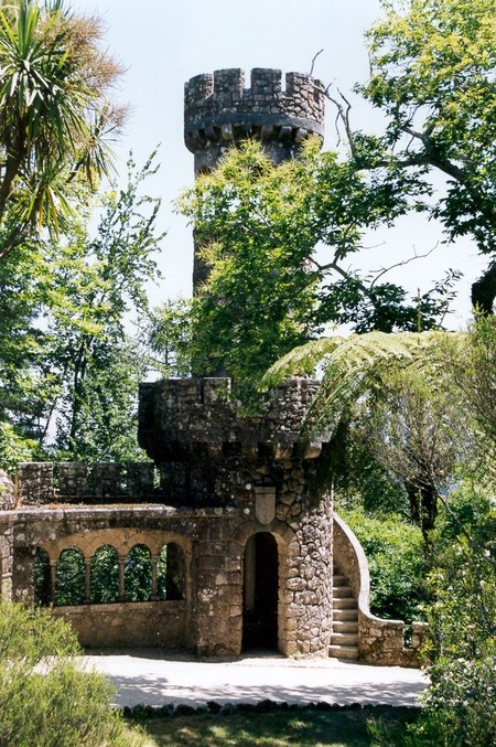 Tårn i parken ved Quinta da Regaleira.  Finnes det noen hemmelige rom?