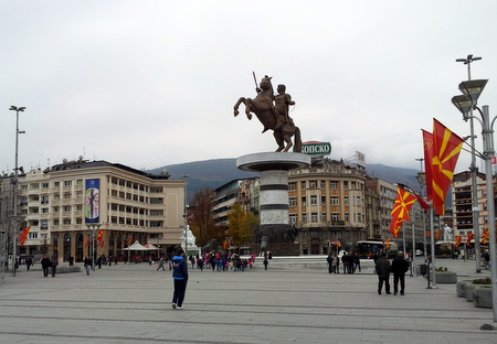 Macedonia Square med statue av Aleksander den Store til hest