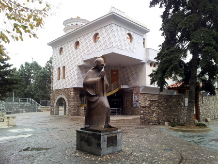 Statue av Mor Teresa utenfor minnesenteret