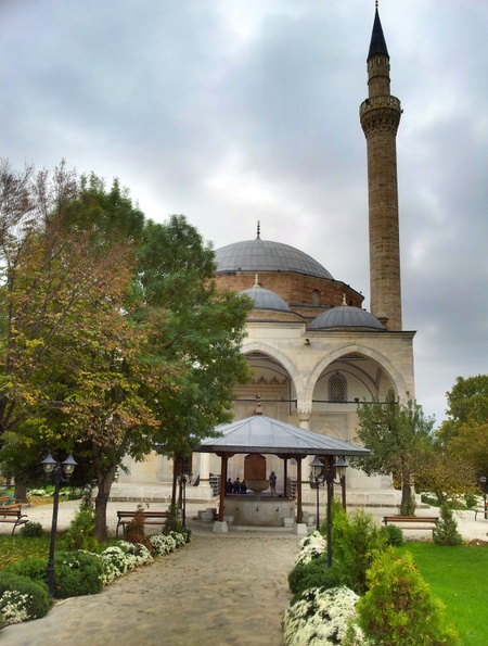 En av mange moskeer i Skopje