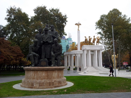 Statuer og monumenter finnes overalt i Skopje
