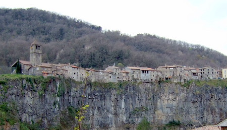 Castelfollit de la Roca på kanten av en bratt klippe