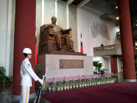 Soldat står vakt inne i minnehallen for Sun Yat-sen