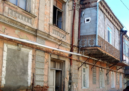 Forfallen bygning i Tbilisi